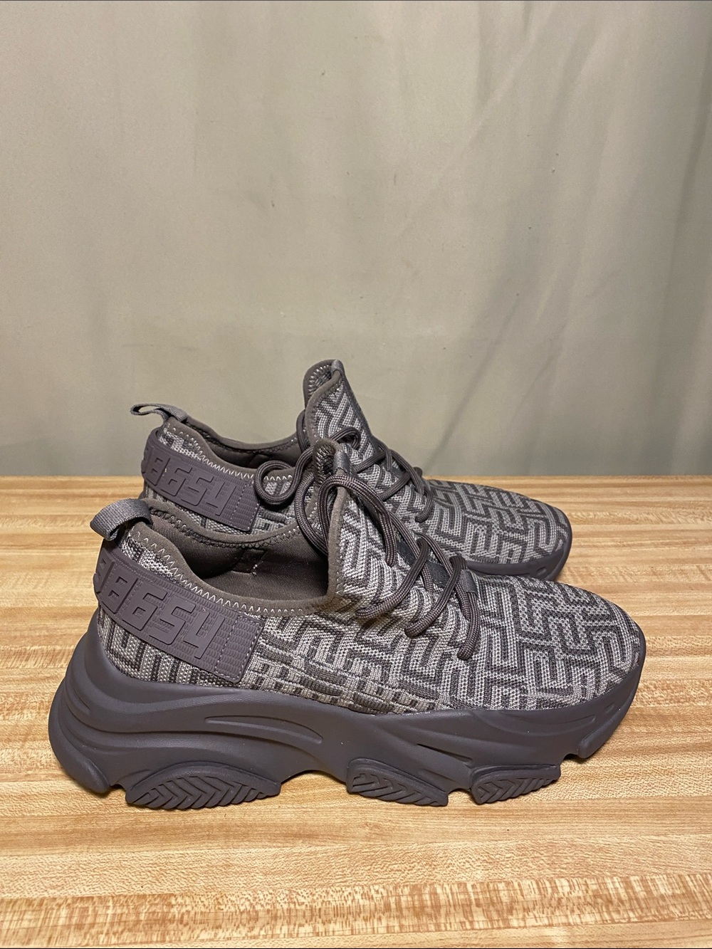Steve Madden Pilot Sneaker Grey 
women’s 9M